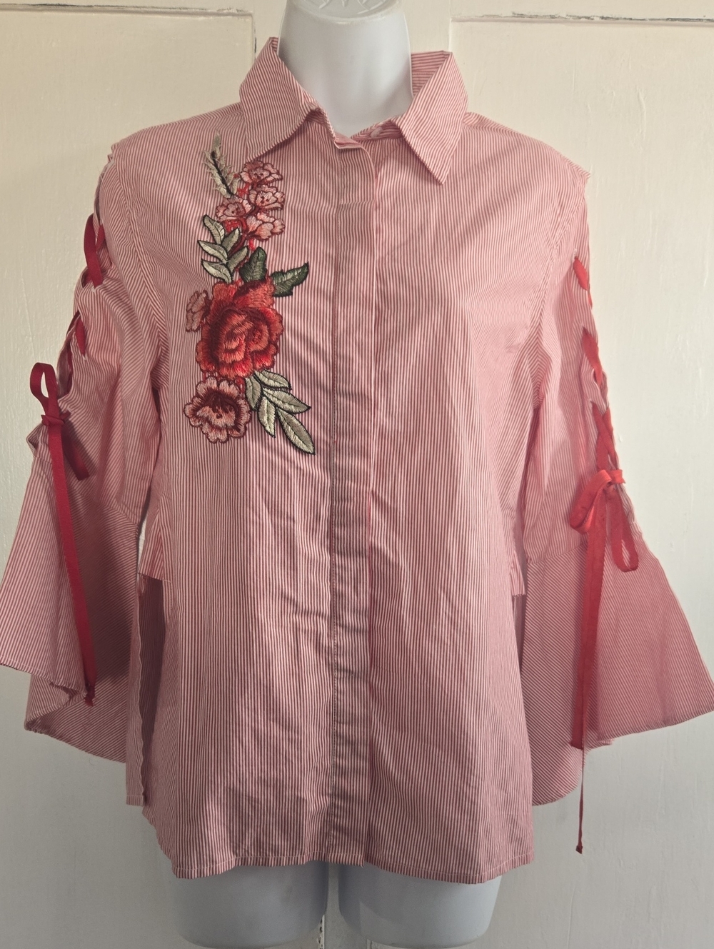 NWT WALTER BAKER STRIPED BUTTON FRONT APRIL TOP BLOUSE.. Size XS..#8205